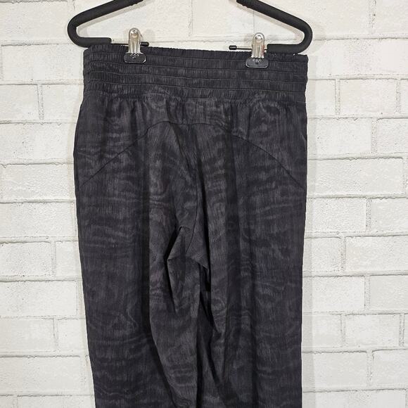 Athleta Camden Printed Joggers in Black Moire - Picture 8 of 10